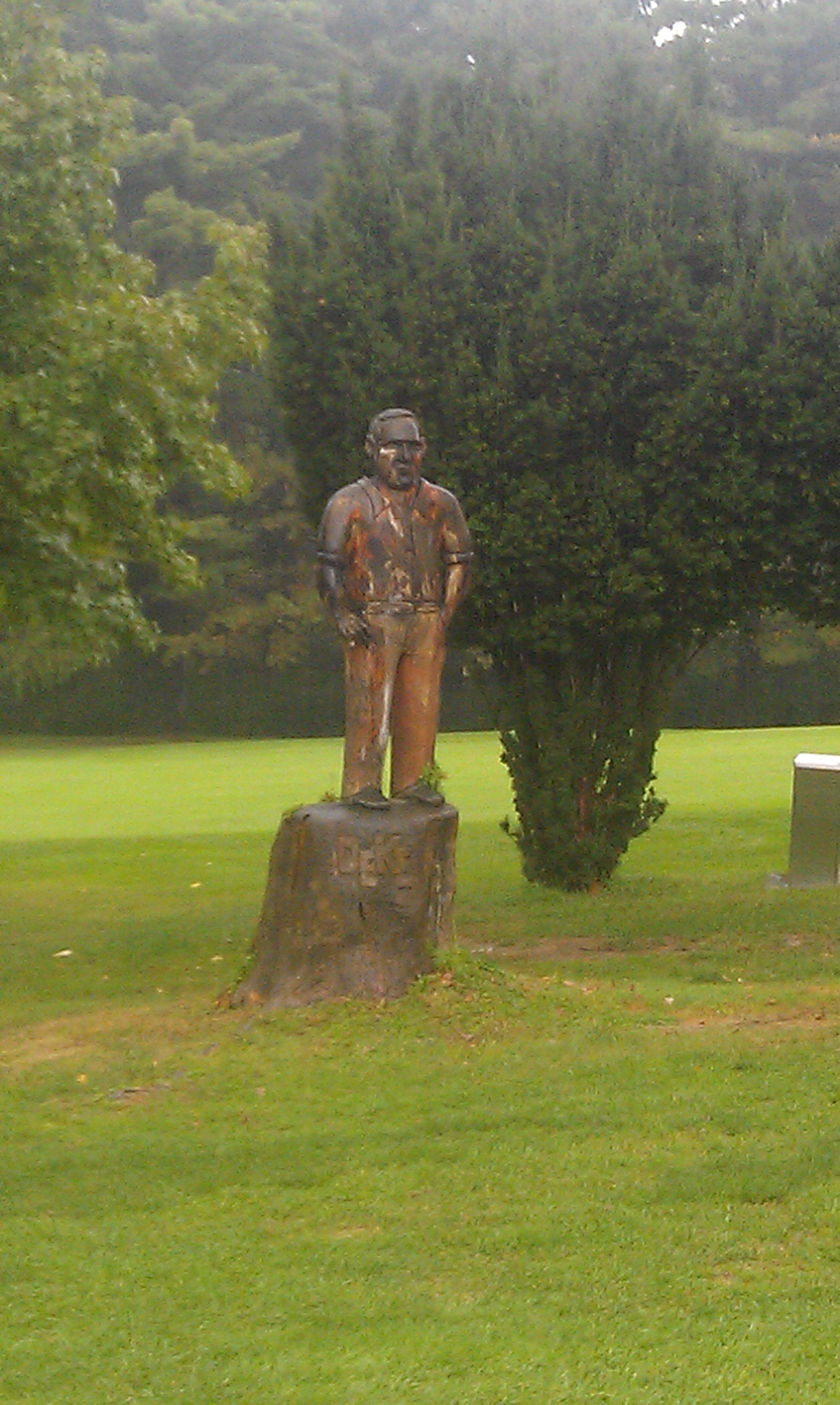 Latrobe Country Club: Deacon Palmer statue on 18