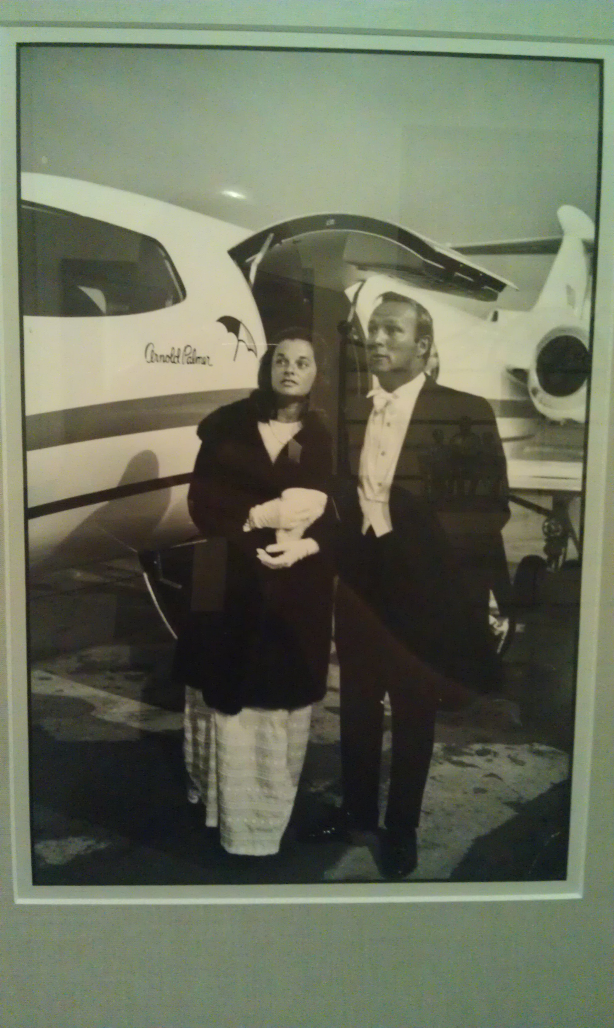 Latrobe Country Club: Arnold and Winnie Palmer in front of private jet