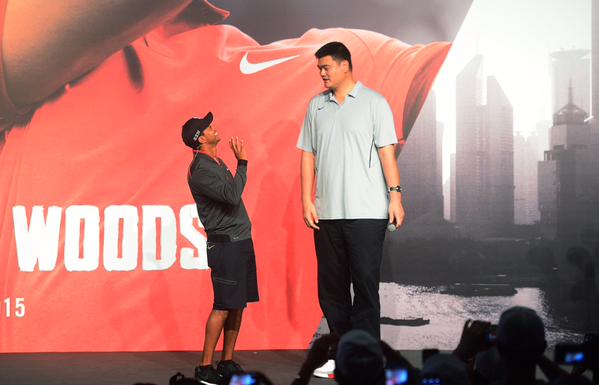 PHOTO: Tiger Woods waves up at Yao Ming 