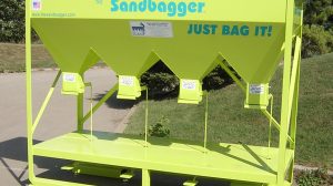 What is a sandbagger and reverse sandbagger in golf?